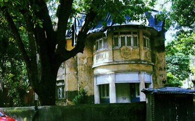 Bandra Synagogue in Mumbai (Photo by Sam Litvin, creativecommons.org/licenses/by/2.0>, via Wikimedia Commons)