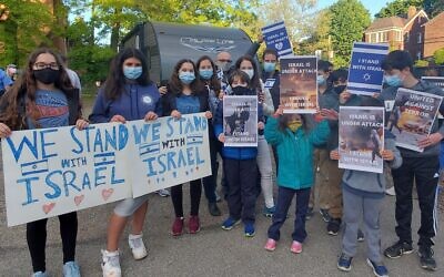 Jewish Pittsburghers wore blue and sported signs supporting Israel at a May 12, 2021, gathering.(Photo by David Rullo)