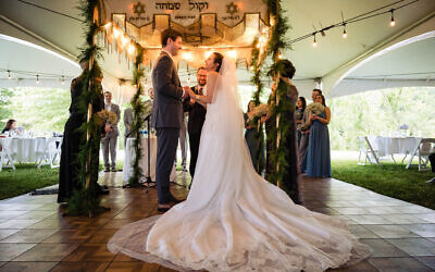 Dr. Mari and Sidney Mahan stand beneath the chuppah. Photo courtesy of Joe Appel Photography