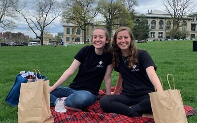Carmel Baharav and Sophie Sacks celebrate Shabbat with Shabbat2Go bags provided by Hillel JUC. Photo by Hillel JUC.