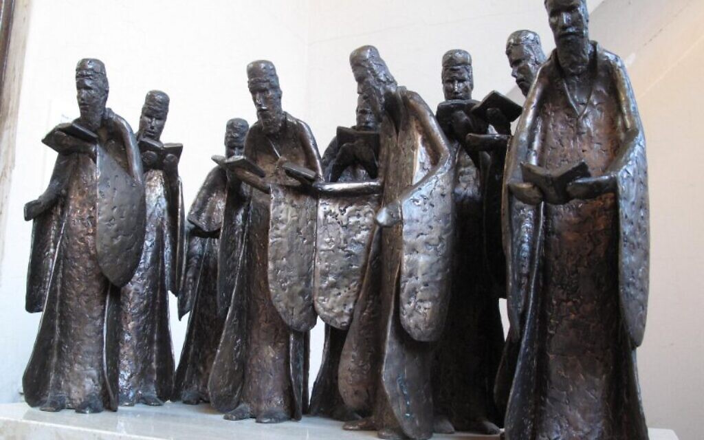 Minyan sculpture by Nancy Schon, photographed by she_who_must, courtesy of flickr.com