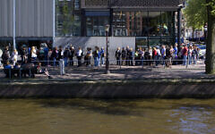 People waiting to enter the Anne Frank Museum (Massimo Catarinella, creativecommons.org/licenses/by-sa/3.0>, via Wikimedia Commons)