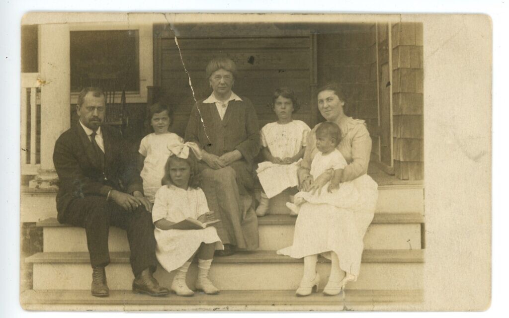 Rabbi Mordechai Kaplan and his family in 1916 (Photo courtesy of Reconstructing Judaism)