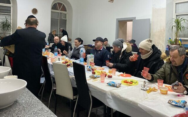 Ukrainian refugees enjoy a meal at the Agudath Israel synagogue in Chisinau, Moldova. (Jacob Judah) Ukrainian refugees enjoy a meal at the Agudath Israel synagogue in Chisinau, Moldova. (Jacob Judah)