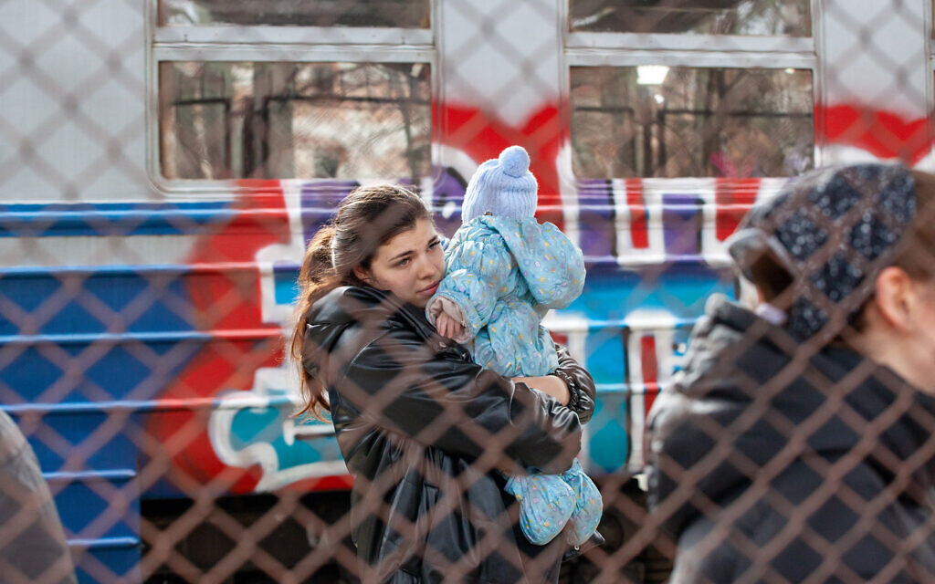 Photo of Ukranian children fleeing taken by Mirek Pruchnicki in Przemyśl, Poland on February 27, 2022. Photo via https://www.flickr.com/photos/mirekpruchnicki/51913859595/