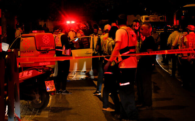 Israeli security and rescue personnel work at the scene of a terror attack in Elad, May 5, 2022. (Jamal Awad/Flash90)