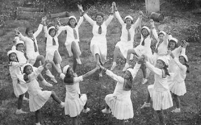 Girls dancing on Tu B'Av (ארכיון ומוזיאון החאן חדרה (ע.ר), creativecommons.org/licenses/by/2.5>, via Wikimedia Commons)