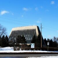 Temple Beth El of Bloomfield Hills, Michigan, as seen in 2008 (Photo by Dave Parker, CC BY 3.0, via Wikimedia Commons)