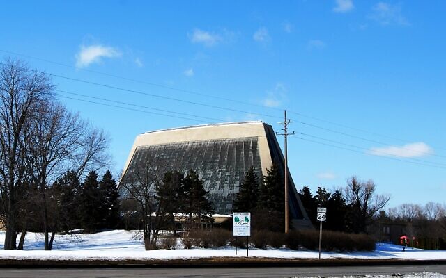 Temple Beth El of Bloomfield Hills, Michigan, as seen in 2008 (Photo by Dave Parker, CC BY 3.0, via Wikimedia Commons)