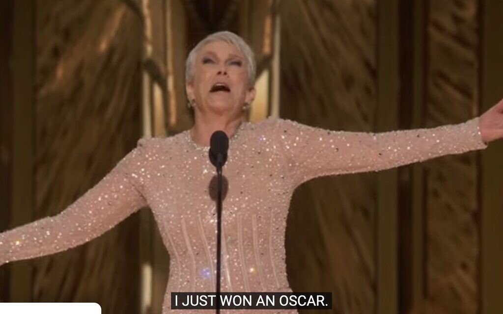 Jamie Lee Curtis accepts her first Oscar (Screenshot)