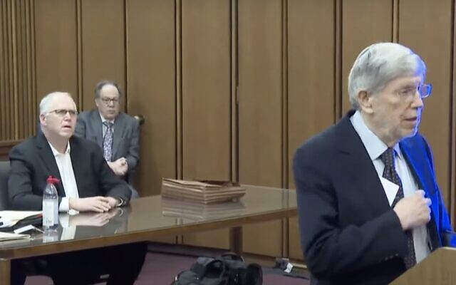 Rabbi William Lebeau (right) provides a character witness testimony on behalf of Rabbi Stephen Weiss (left) at Weiss' sentencing hearing for crimes of soliciting underage sex, Cleveland, Ohio, Feb. 27, 2023. Weiss was sentenced to six months in prison. (Screenshot)