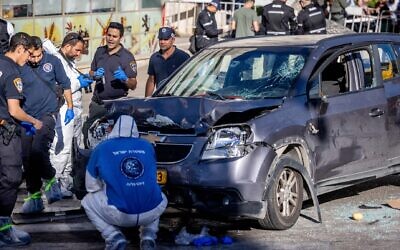 Israeli security at the scene of a car-ramming terror attack outside the Mahane Yehuda market in Jerusalem, April 24, 2023 (Yonatan Sindel/Flash90)
