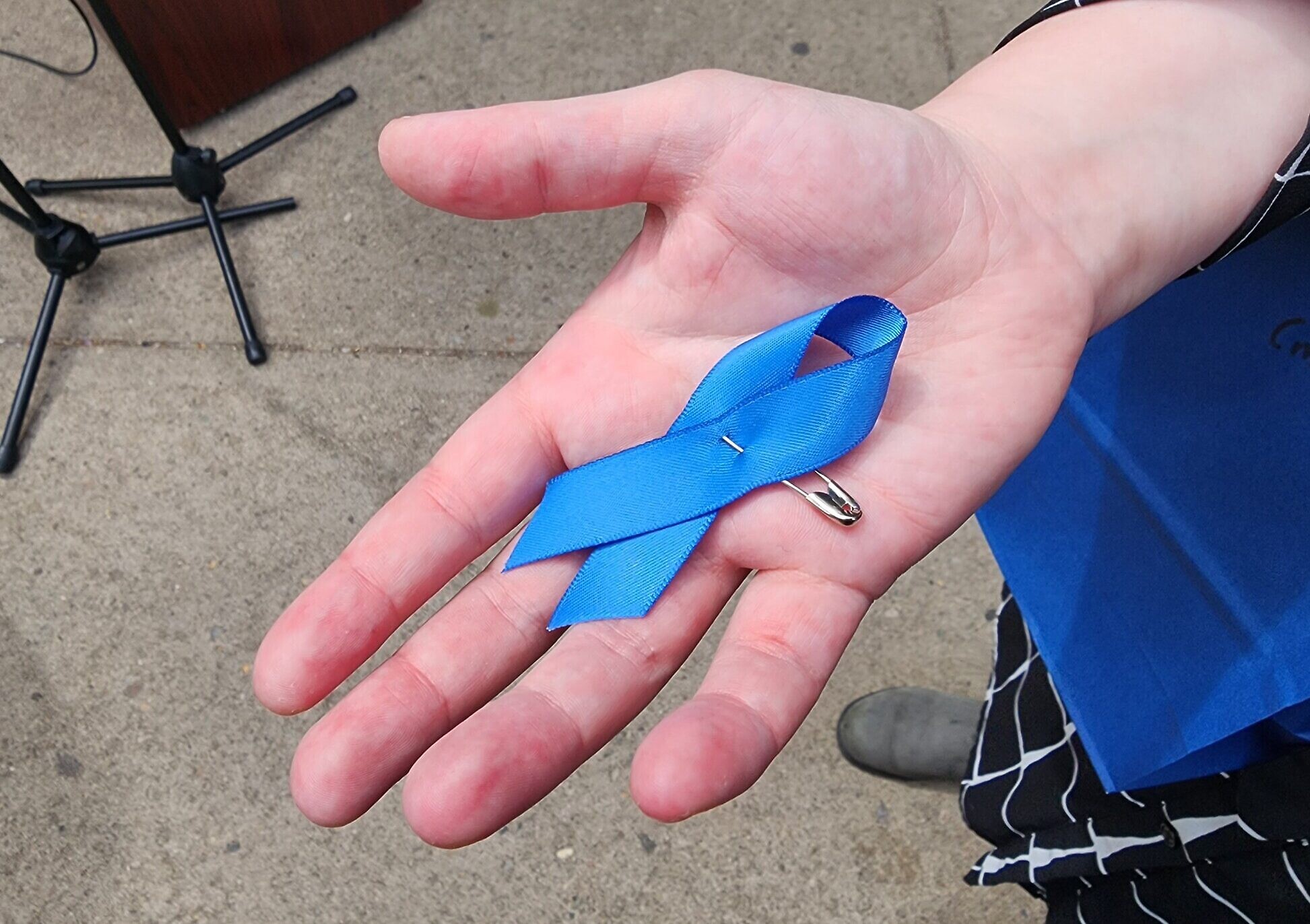 A small symbol of solidarity for the synagogue massacre trial: Blue ribbons