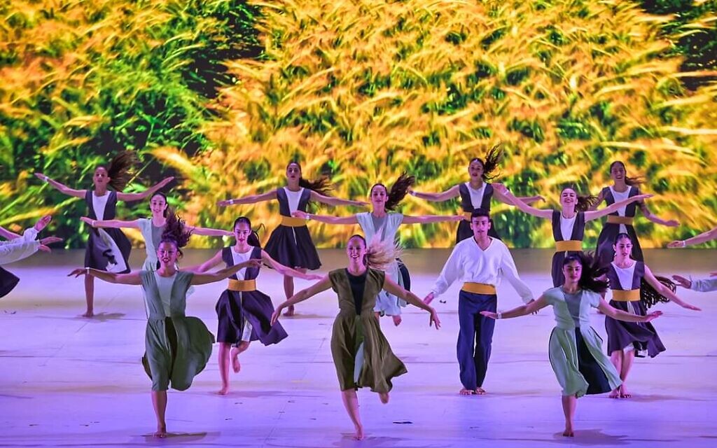 A performance at the 2022 Karmiel Dance Festival (Photo by Ophir Zaguri)