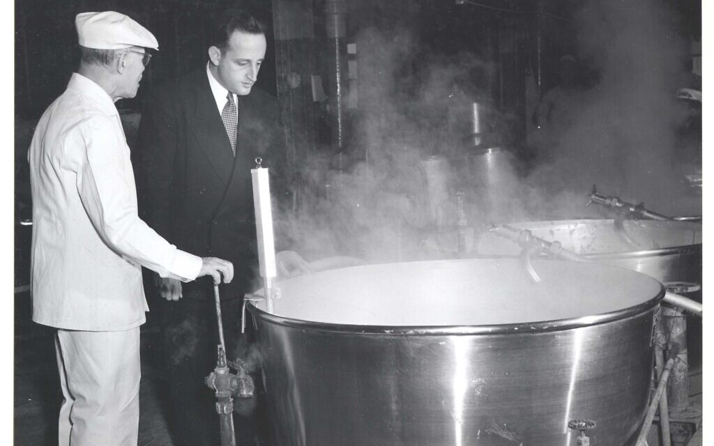 Rabbi Baruch Poupko and Heinz mashgiach Frank Butler inspecting a vat at the Heinz plant in 1951.
(Image courtesy of the Rauh Jewish Archives)