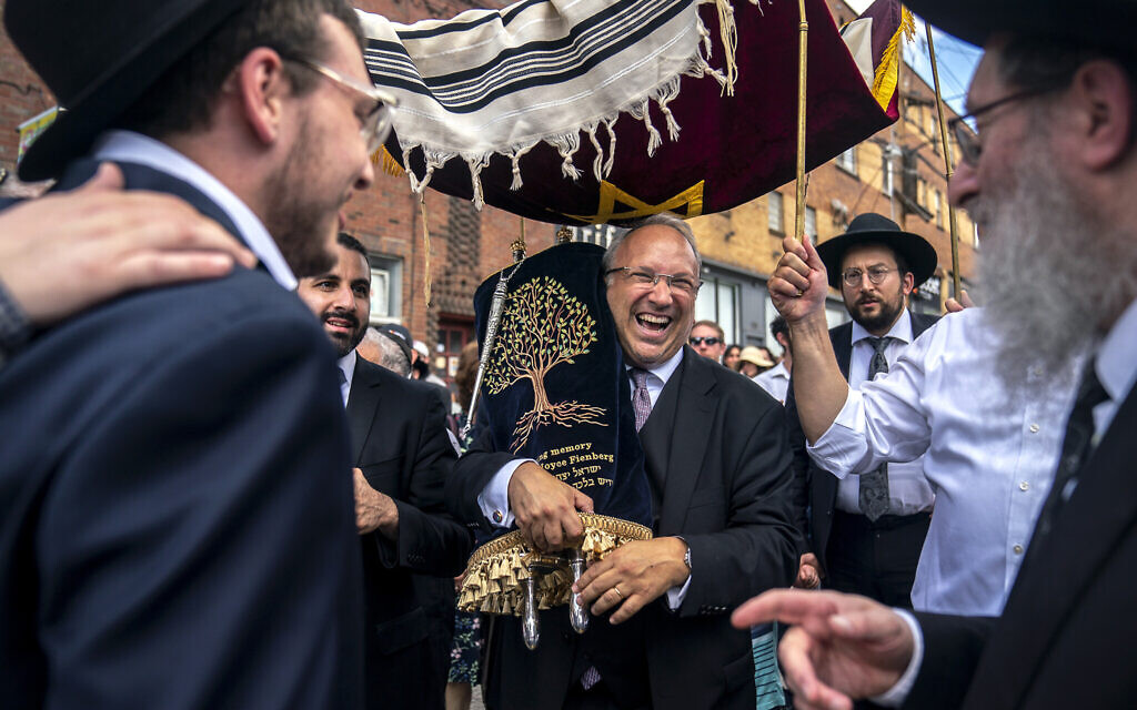 New Torah dedicated in honor of Joyce and Stephen Fienberg - Vimarsana News
