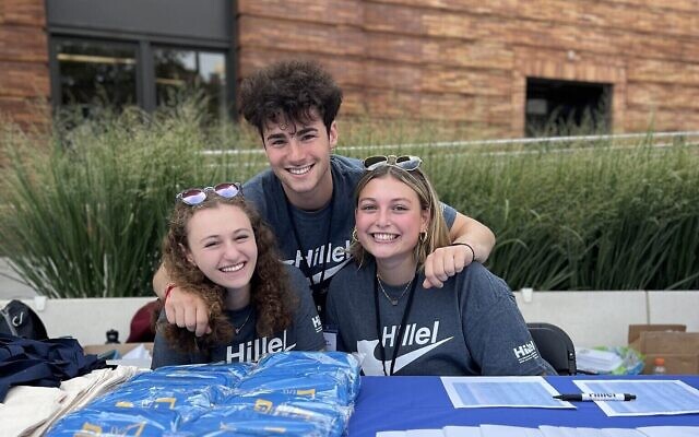 Hillel JUC student leaders welcome new students to campus. Photo courtesy of Hillel JUC