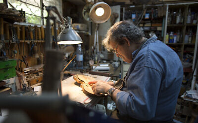 Amnon Weinstein, founder of Violins of Hope, in his studio (Photo © Daniel Levin 2021)