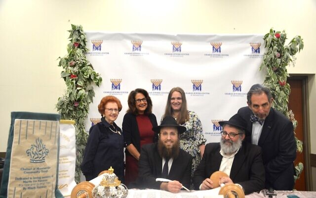 Back row: Mindy Norman (left), Gerri Moldovan, Esther Schapiro
Front Row: Rabbi Meny Schapiro, Rabbi Dovid Lipschitz, Gabbai Alan Iszauk 
Photo by Yehuda Welton