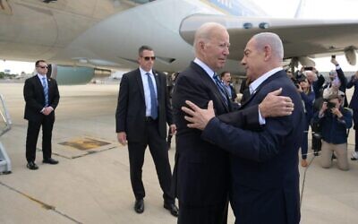 President Joe Biden and Prime Minister Benjamin Netanyahu embrace on the tarmac at ben Gurion Airport, Oct. 18, 2023. (Avi Ohayon, Israel Government Press Office)