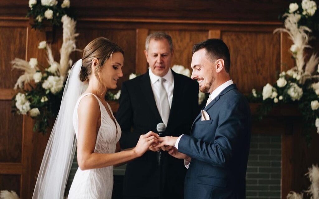 Ken Eisner officiated at the wedding of Sara and Stephen Spruell (Photo by Emily Rose Barron of EmilyyRosePhotography)