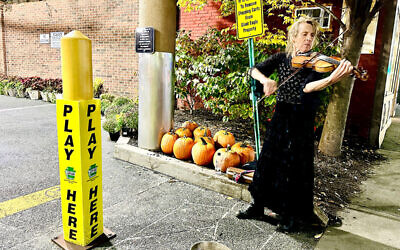 Kimberly Faught, known as the Gypsy Violin Queen of Squirrel Hill, performs in front a Giant Eagle supermarket in Pittsburgh. (Photo by Benyamin Cohen)