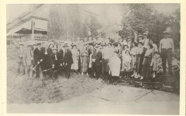 Photograph of groundbreaking of Temple B’nai Israel’s synagogue on Shaw Ave., 1922. (Photo courtesy of Rauh Jewish Archives at Heinz History Center)