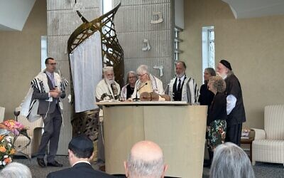 Laryn Finder reads from the Torah surrounded by her sons, daughters-inlaw and tutor Bernice Natelson. (Photo by Kim Rullo)