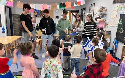 Diller Teen Fellows meet with ECDC students at the Squirrel Hill JCC. (Photo courtesy of Jewish Community Center of Greater Pittsburgh)
