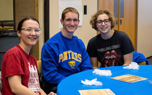 Students create friendship and solidarity at Hillel JUC. (Photo courtesy of Hillel JUC) Students create friendship and solidarity at Hillel JUC. (Photo courtesy of Hillel JUC)