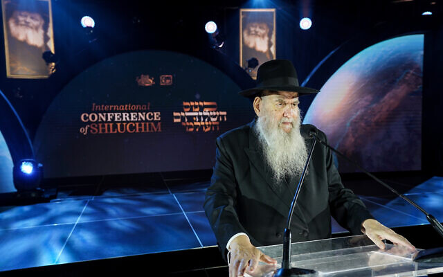 Rabbi Moshe Kotlarsky addresses the Kinus in 2020 (Photo courtesy of Chabad Lubavitch, CC BY 2.0 , via Wikimedia Commons)