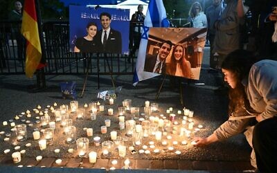People attend a candlelight vigil at Lafayette Square across from the White House in Washington, DC on May 22, 2025, following a shooting that left two Israeli embassy staffers dead. (Mandel NGAN / AFP)