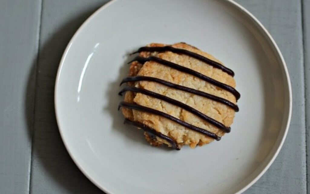 Healthy almond cookies with chocolate drizzle (Photo courtesy of Chabad.org) Healthy almond cookies with chocolate drizzle (Photo courtesy of Chabad.org)