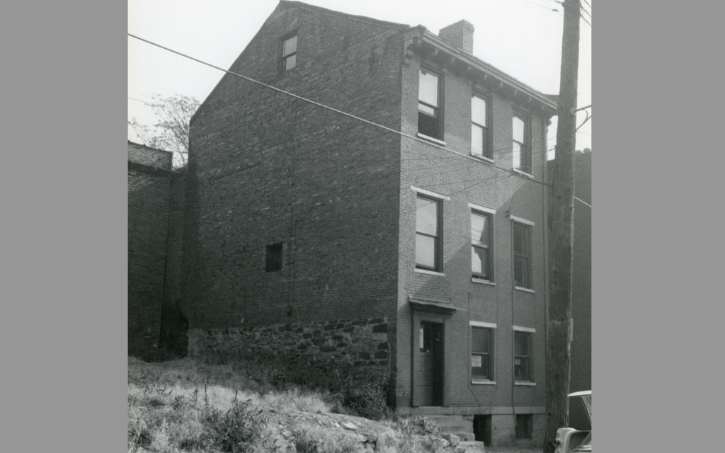 The first Nusach Ari service in Pittsburgh occurred on Passover 1903, on the second floor of 11 Townsend St., seen here in the 1950s, shortly before being demolished for the redevelopment of the Lower Hill. (Photo courtesy of the City of Pittsburgh Archives) The first Nusach Ari service in Pittsburgh occurred on Passover 1903, on the second floor of 11 Townsend St., seen here in the 1950s, shortly before being demolished for the redevelopment of the Lower Hill. (Photo courtesy of the City of Pittsburgh Archives)