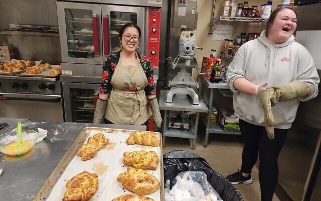 University of Pittsburgh students Amelia Morrison and Mackenzie Hoskinson help out in the kitchen during a Nov. 13 Challah for Change event. (Photo by Adam Reinherz) University of Pittsburgh students Amelia Morrison and Mackenzie Hoskinson help out in the kitchen during a Nov. 13 Challah for Change event. (Photo by Adam Reinherz)