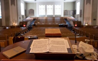 Inside a synagogue sanctuary, as new research sheds light on how fewer rabbis are choosing pulpit life. (Alexi Rosenfeld/Getty Images)