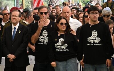IDF Staff. Sgt. Itay Chen's family and Israeli President Isaac Herzog (left), attend his funeral at the Kiryat Shaul Cemetery in Tel Aviv, Nov, 9, 2025.(Photo by Haim Zach/GPO)