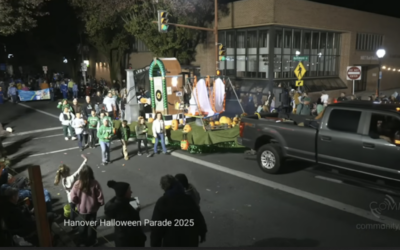 The Hanover Halloween Parade featured a float with a lookalike of the sign at the main entrance of the Auschwitz concentration camp in Poland. (Screenshot)