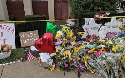 Memorials for the victims of the Pittsburgh synagogue shooting, on Oct. 31, 2018 (Photo by Dmitry Brant via Wikimedia Commons)