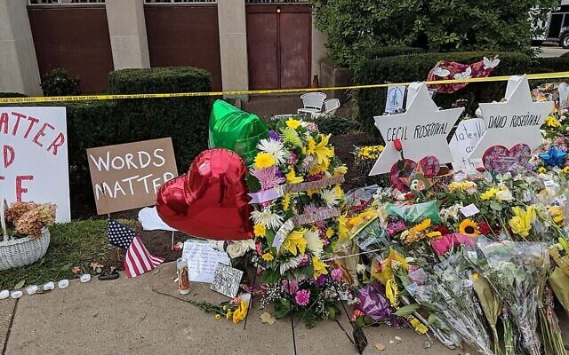 Memorials for the victims of the Pittsburgh synagogue shooting, on Oct. 31, 2018 (Photo by Dmitry Brant via Wikimedia Commons)
