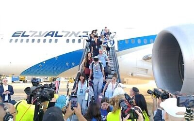 New immigrants arrive in Israel after a Nefesh B’Nefesh charter flight, Aug. 20, 2025. (Photo by Zev Stub/Times of Israel)