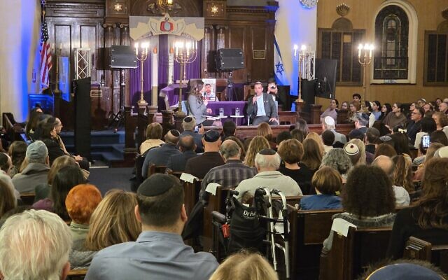 Eli Sharabi talks with Laura Cherner during a Dec. 7 conversation at Poale Zedeck. (Photo by David Rullo)