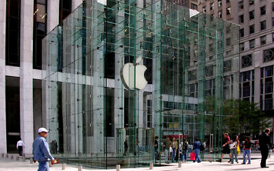Apple Fifth Avenue is the flagship store in New York City. Photo by Ed Uthman, MD, CC BY-SA 2.5 , via Wikimedia Commons)