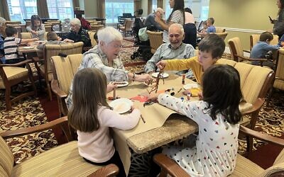 Children from Temple Emanuel of South Hills’ Early Childhood Development Center and residents of Concordia of the South Hills enjoy working on a craft together. (Photo by Ursula Asmus)