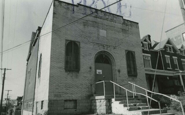 Ohave Zedeck was the main shul in Oakcliffe. It bought a house at Craft and Niagara in 1921 and expanded into the front yard in 1936. The building is gone today. (Photo courtesy of the Rauh Jewish Archives) Ohave Zedeck was the main shul in Oakcliffe. It bought a house at Craft and Niagara in 1921 and expanded into the front yard in 1936. The building is gone today. (Photo courtesy of the Rauh Jewish Archives)