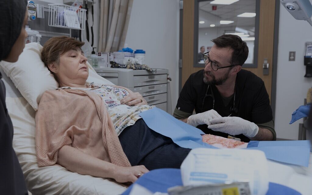Irina Dubova, left, and Noah Wyle in a scene from “The Pitt.” Dubova portrays a survivor of the Pittsburgh synagogue shooting. (Photo by Warrick Page/HBO Max) Irina Dubova, left, and Noah Wyle in a scene from “The Pitt.” Dubova portrays a survivor of the Pittsburgh synagogue shooting. (Photo by Warrick Page/HBO Max)