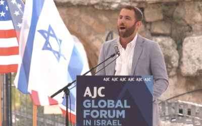 Rabbi Hanan Leberman leads attendees at the AJC Global Forum in the singing of Tfila Leshlom Hamedina at the Davidson Plaza in the Old City of Jerusalem in June 2018. (Screenshot)