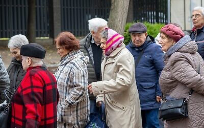 Jewish Ukrainians line up to receive aid distribution in Kyiv in the fall of 2025.(Theia Chatelle)