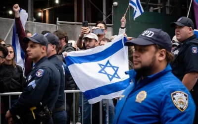 Police stand between Israel supporters and anti-Israel crowds during a protest in New York City, October 8, 2023. (Luke Tress/Times of Israel)