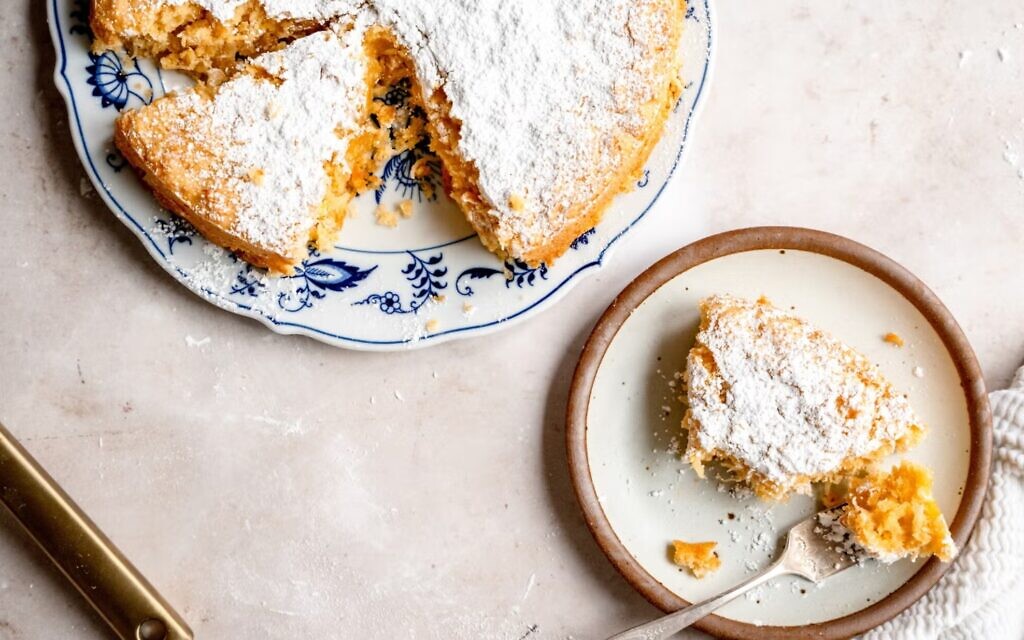 Coconut macaroon cake (Photo by Micah Siva) Coconut macaroon cake (Photo by Micah Siva)